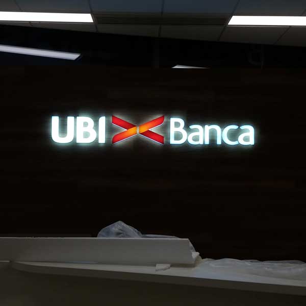 insegna luminosa ubi banca